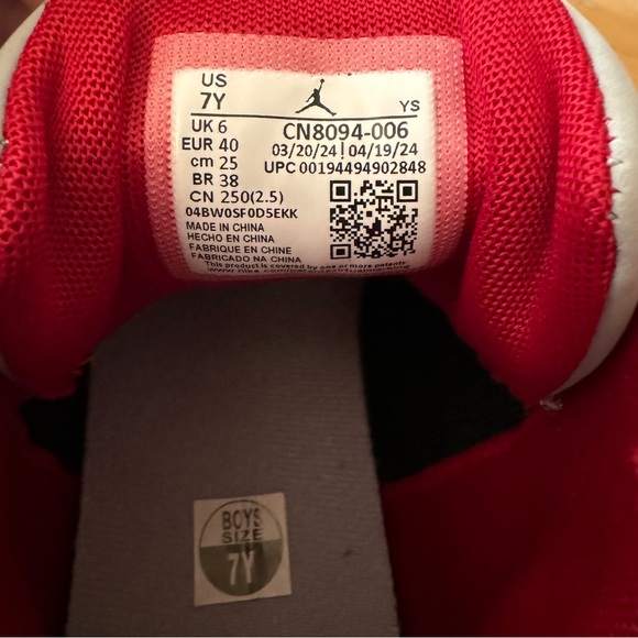 New Jordan Max Aura 2 (GS) ‘Black/Gym Red-White- Wolf Grey’ Basketball Sneakers - Picture 10 of 12